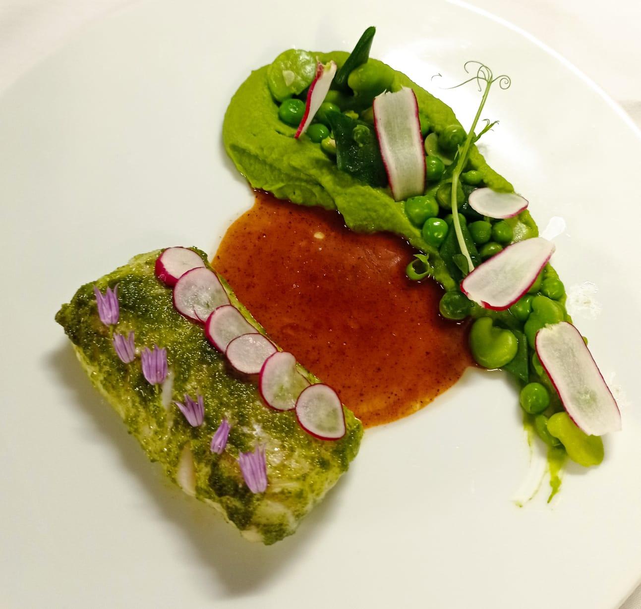 La lingue, mousseline de petits pois, petits pois frais et vrai jus de viande.