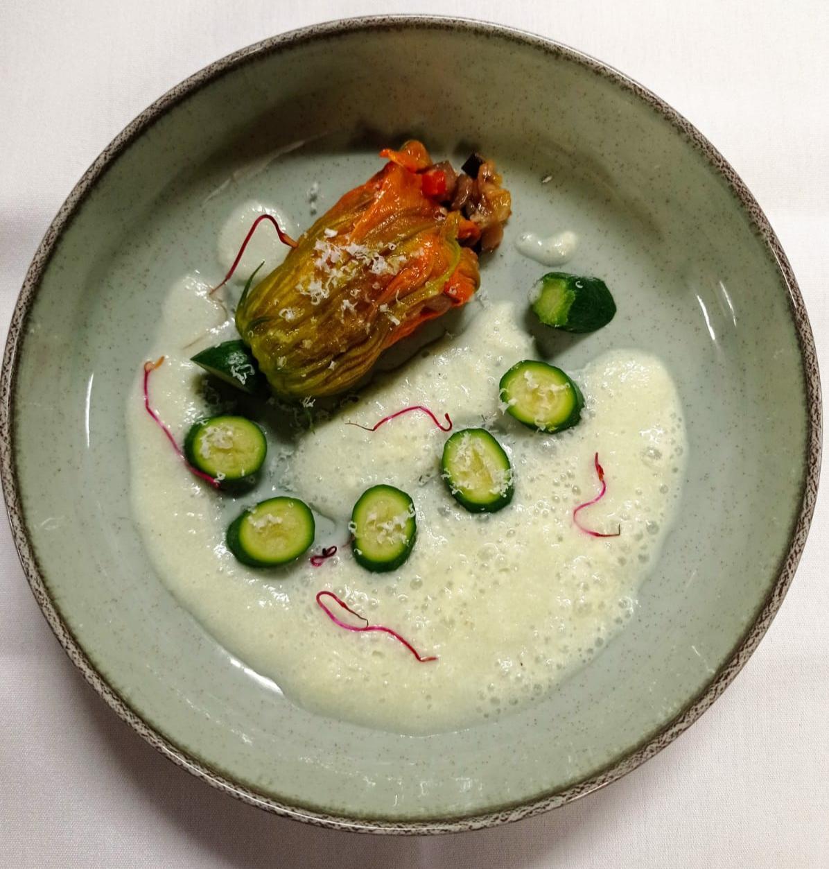 La fleur de courgette farcie d'une fine ratatouille, &eacute;mulsion de concombre et ch&egrave;vre.