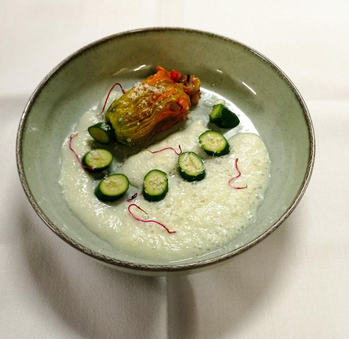 Fleur de courgette farcie d'une fine ratatouille, &eacute;mulsion froide de concombre et ch&egrave;vre