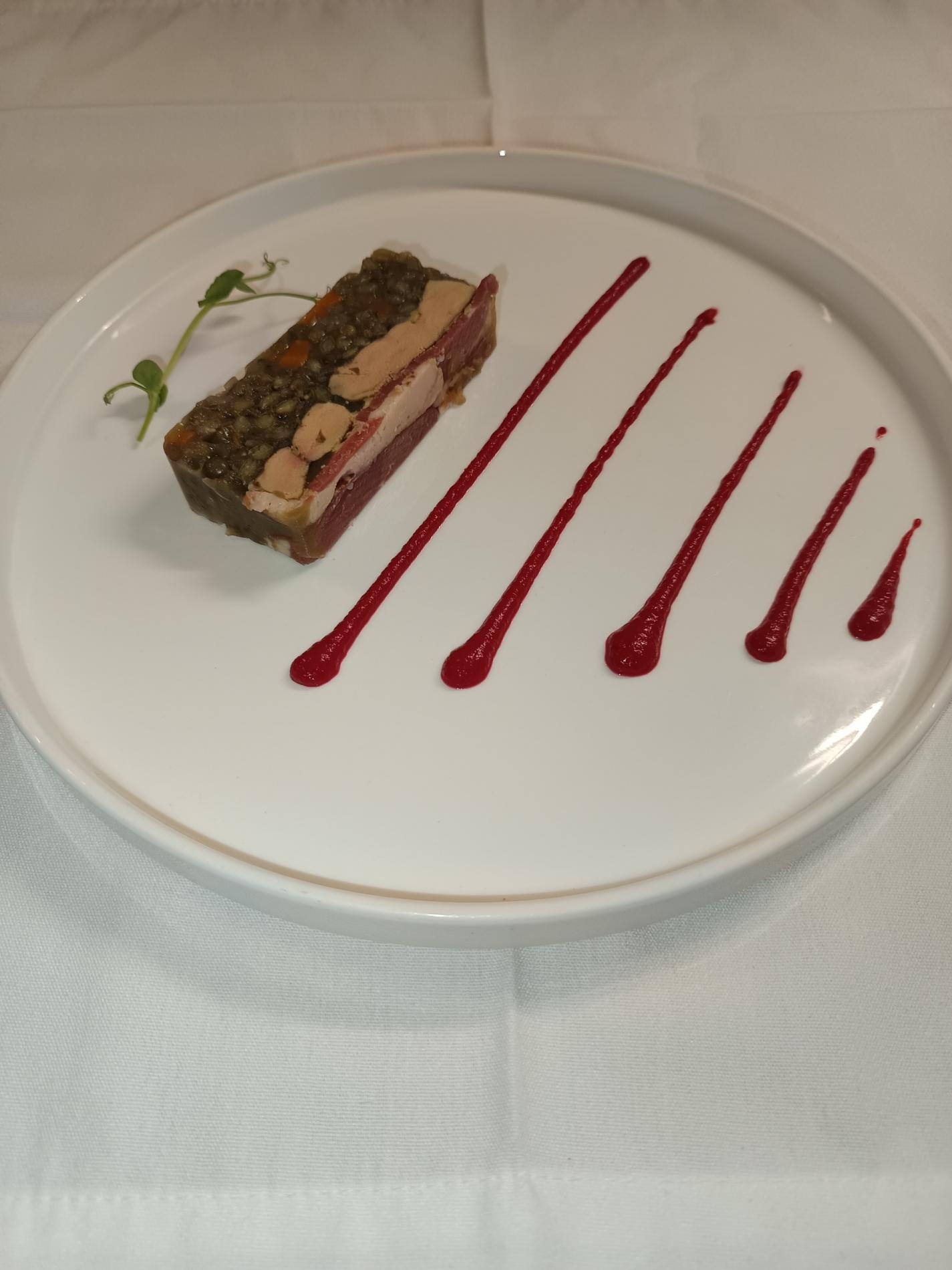 - Terrine de lentilles vertes de la ferme de la cour à Seillac, foie gras de canard et magret séché, coulis de betterave acidulé.