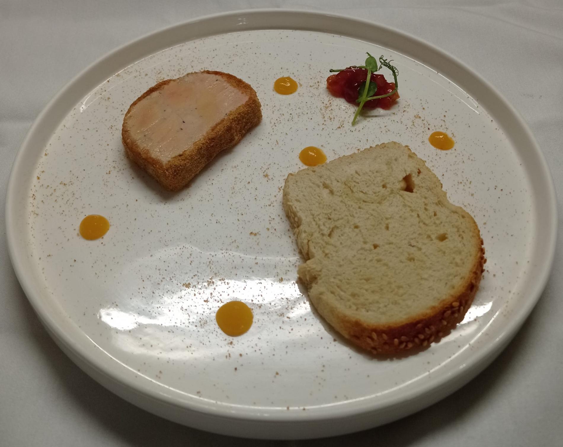 - Foie gras de canard mi-cuit, chutney et coulis d’abricot moelleux.