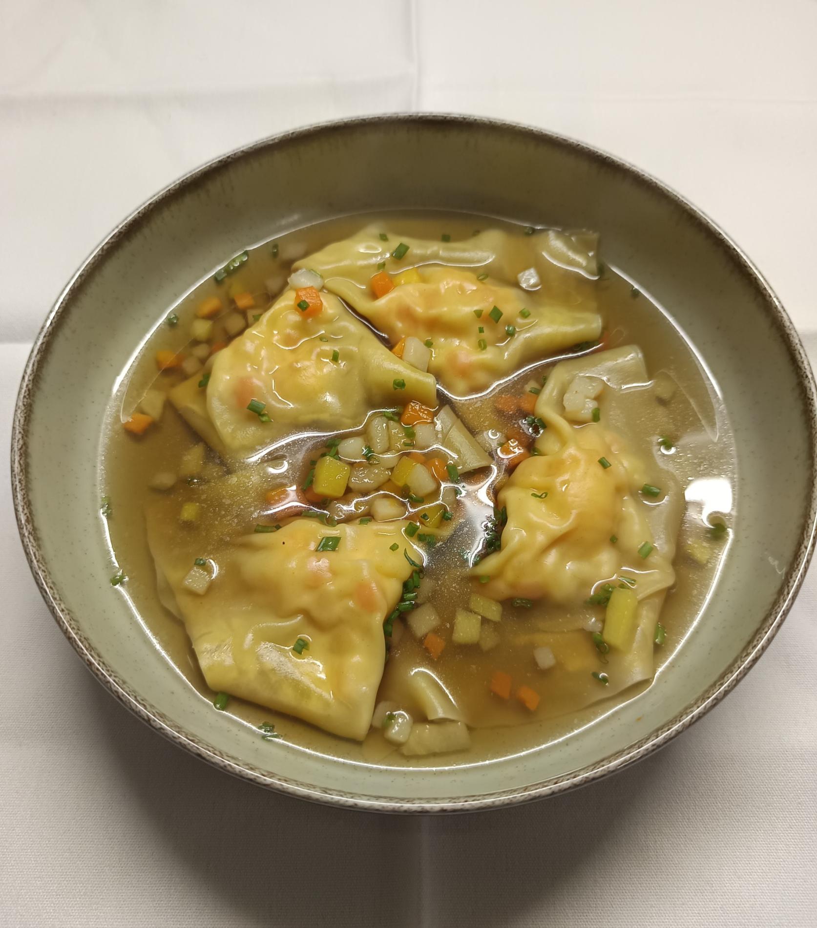 - Raviolis de langoustines, servis avec un consommé de crustacés et d’une minestrone de légumes racines.