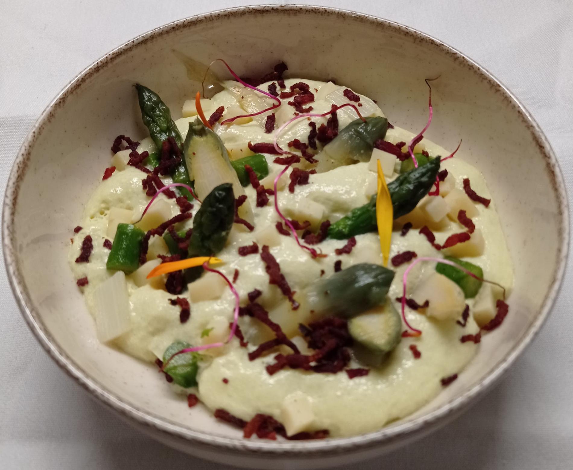 - Mousse d’asperges locales infusée au lard, agrémentée de pointes d’asperges et dés de fromage de la  fromagerie Lucie.