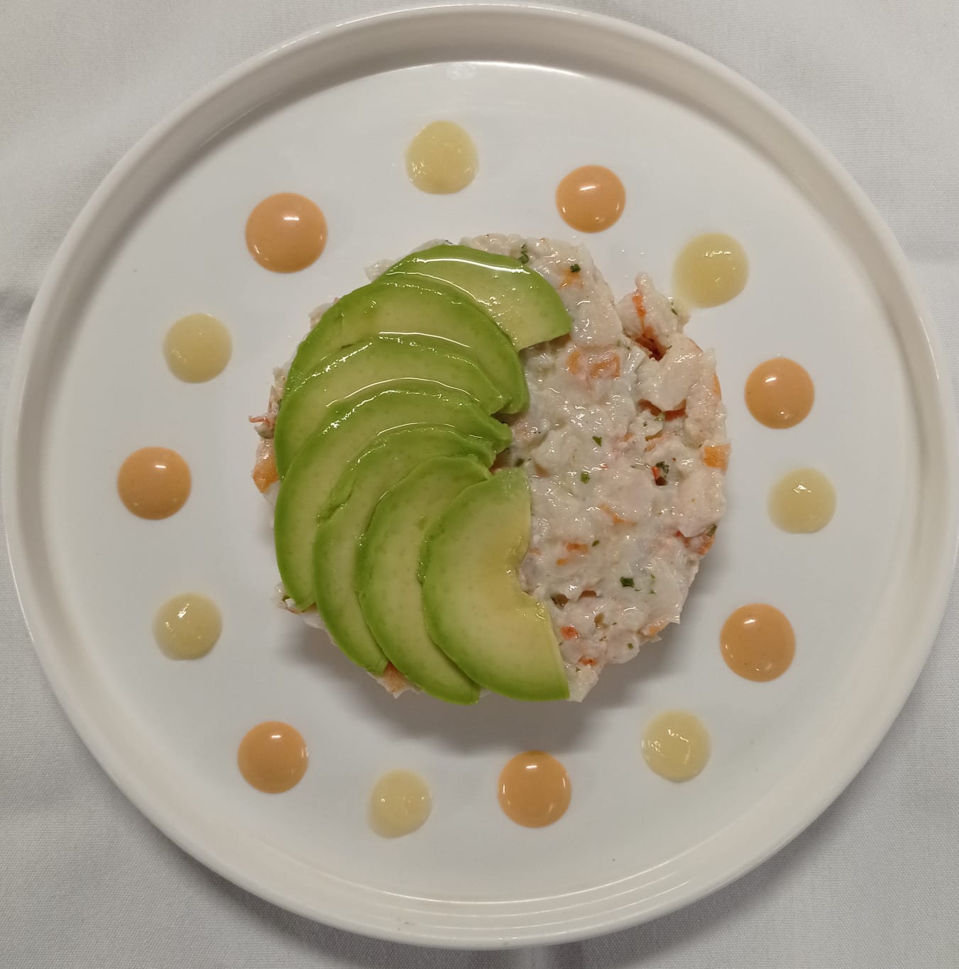 L'avocat - crevette revisité, gingembre et coriandre, coulis de citron confit et sauce cocktail.
