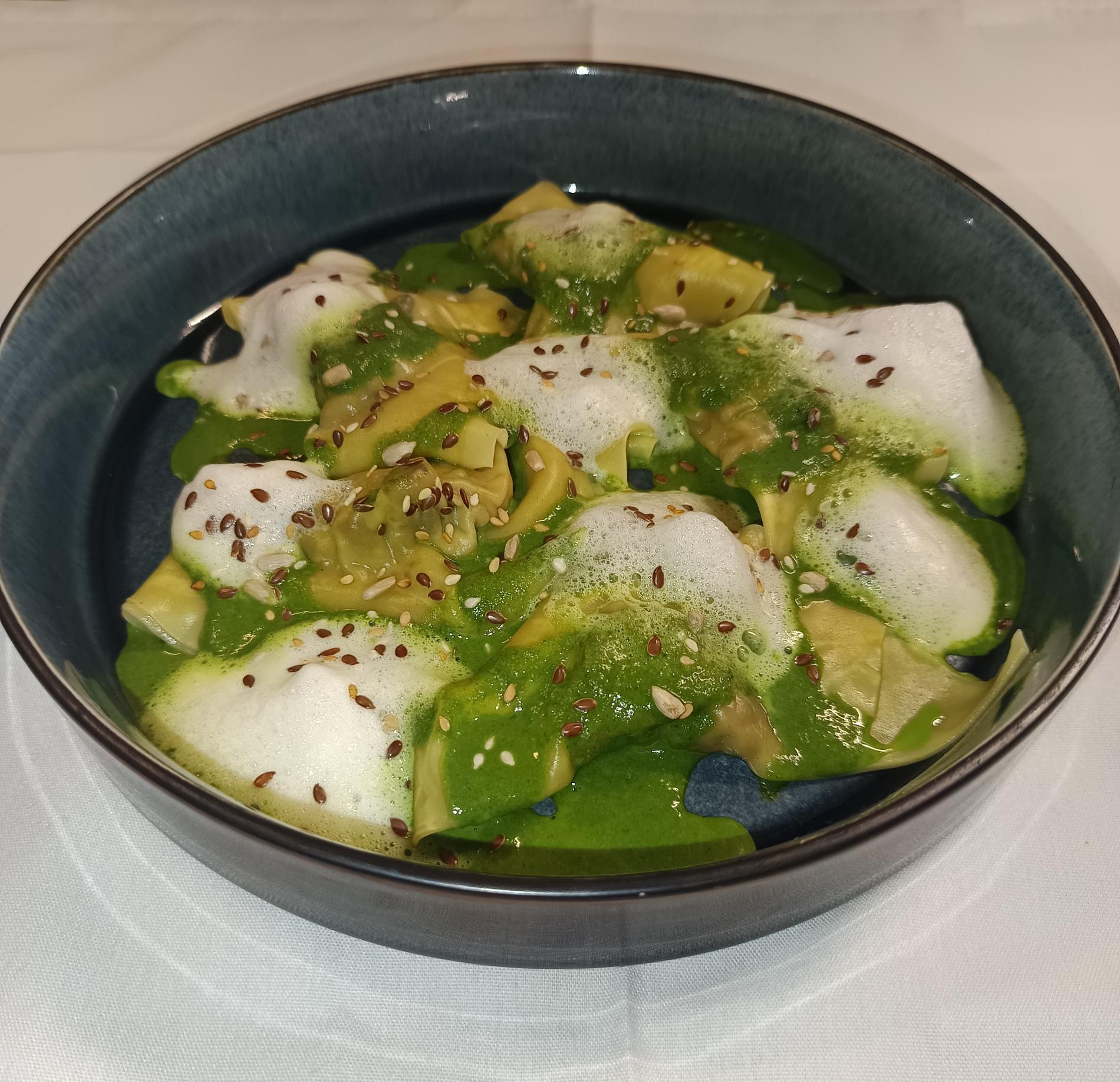 - Raviolis farcis de champignons et d'escargots, accompagnés d'une crème à l'ail des ours.
