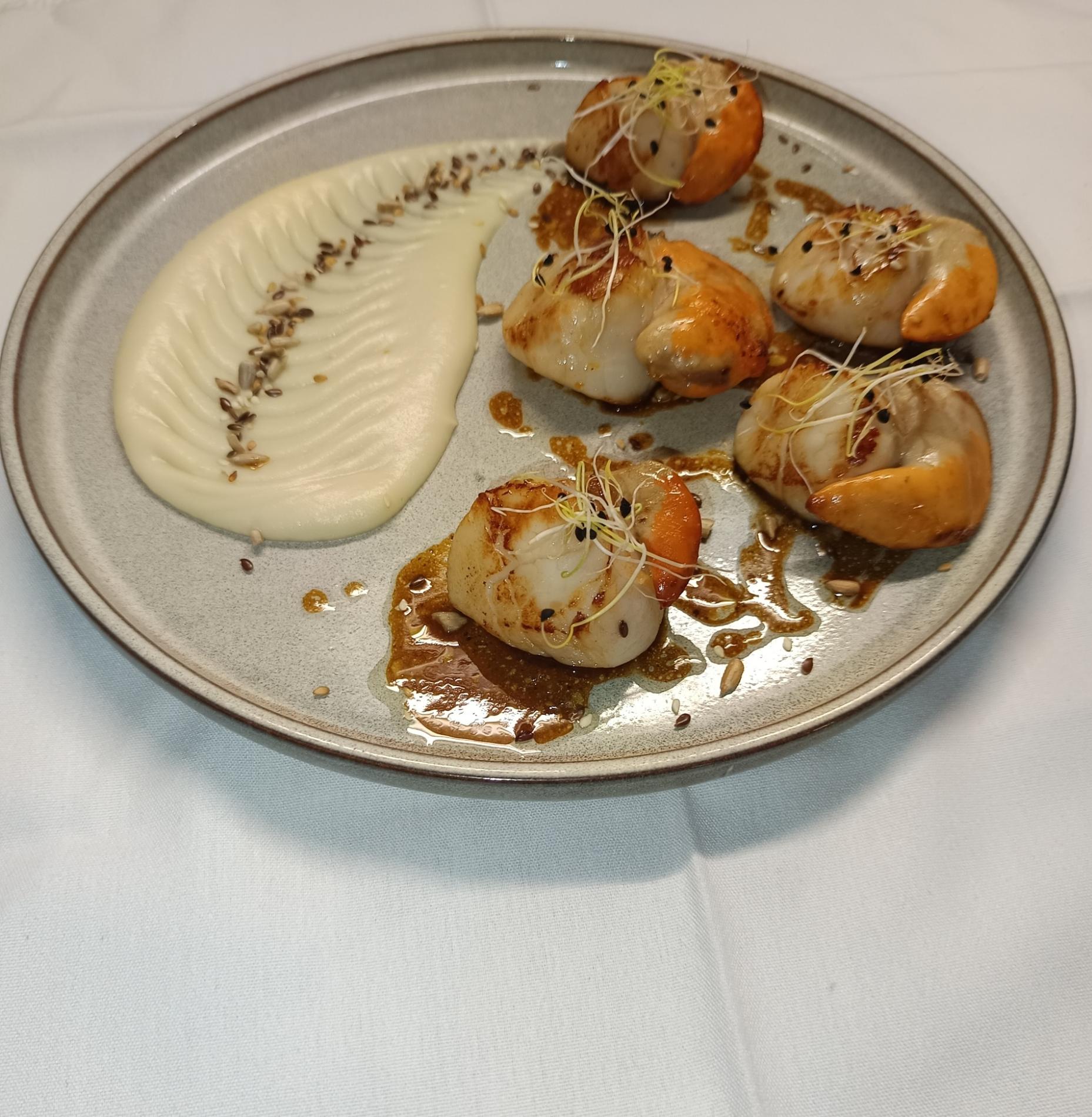 - Noix de St-Jacques poêlées, mousseline de topinambours, graines torréfiées et jus de viande.