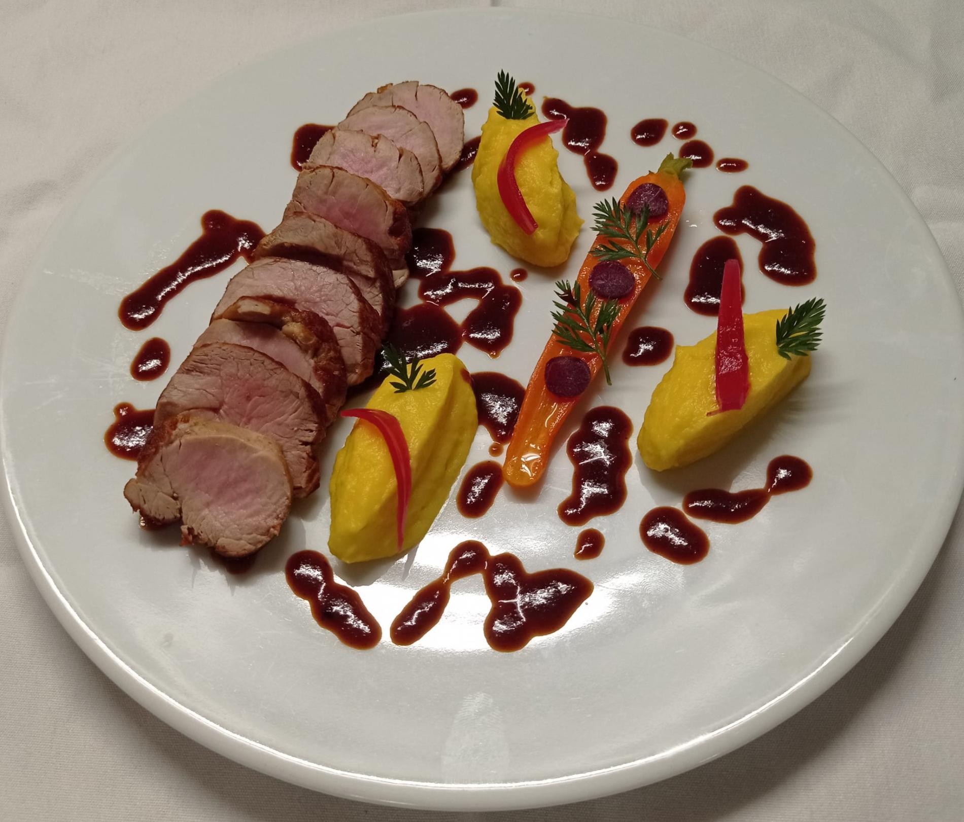 - Mignon de porc mariné, garnitures autour de la carotte,  pickles d’oignons rouges et jus corsé.