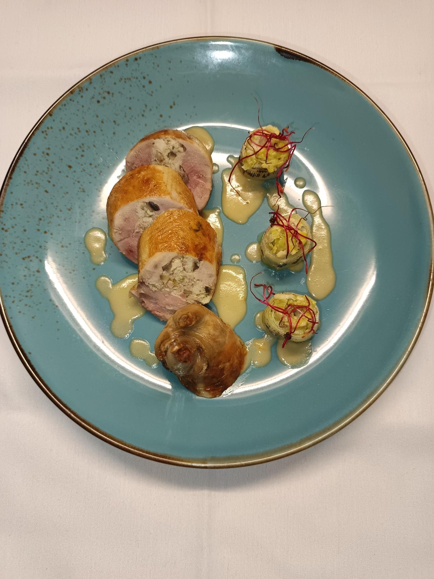 - Caille farcie aux champignons et estragon, poireaux grillés, sauce légèrement anisée.