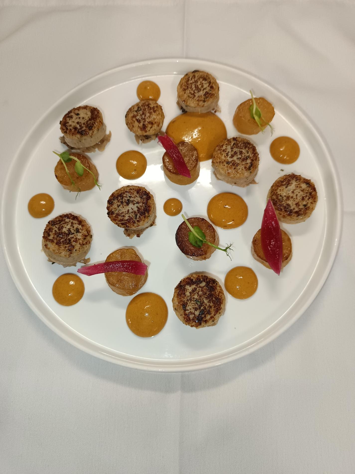Boudin blanc de la charcuterie Bobault, pommes de terre fondantes, fondue d'échalotes à la graine de moutarde et crème d'oignon.