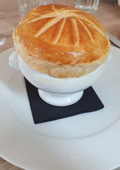 -Cocotte feuilletée poisson de LOIRE (silure) champignons - pommes de terre , sauce noilly prat.