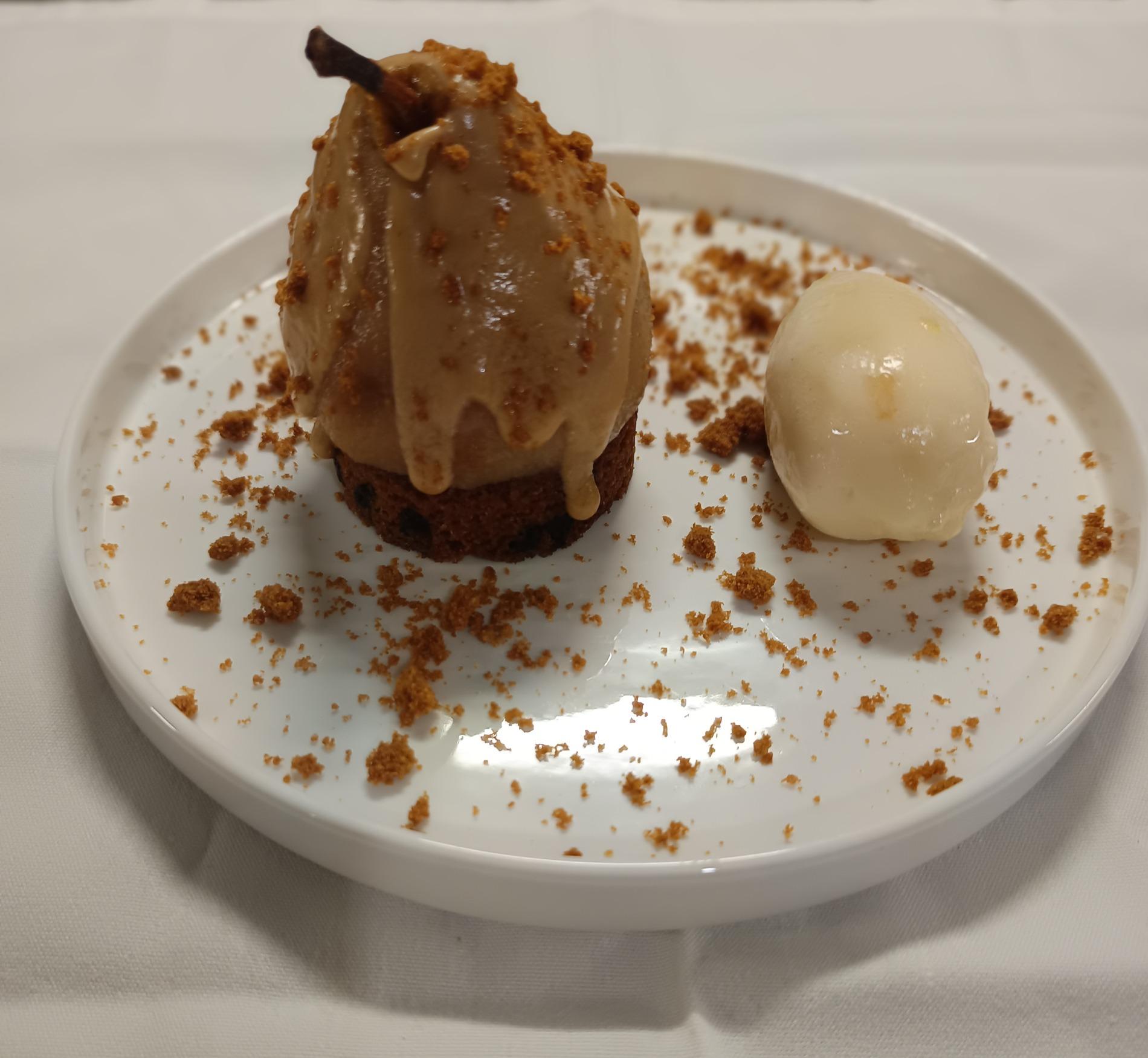 - La poire pochée aux épices, déposée sur un cookie croustillant aux spéculoos, sorbet poire.