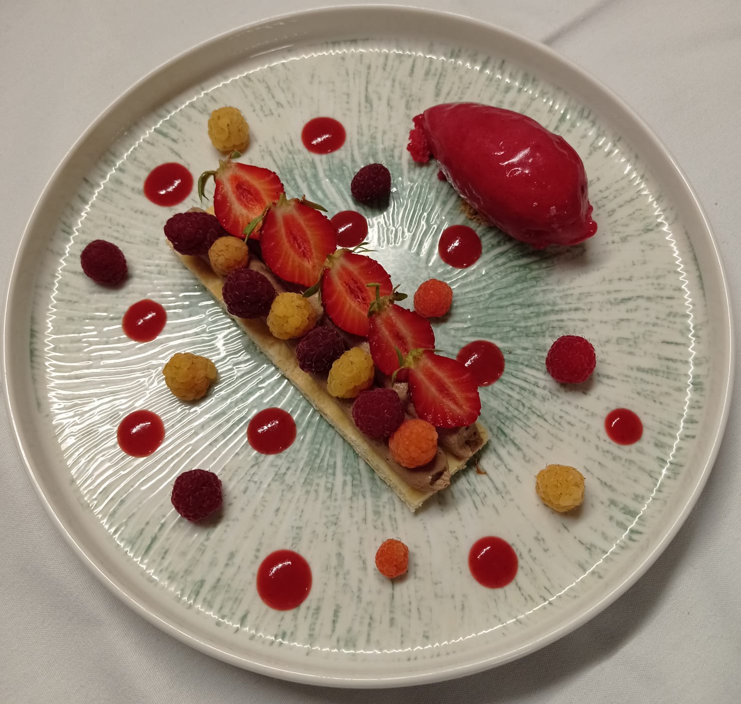 Tarte fine , mousse légère au chocolat, framboise et fraise, sorbet framboise.