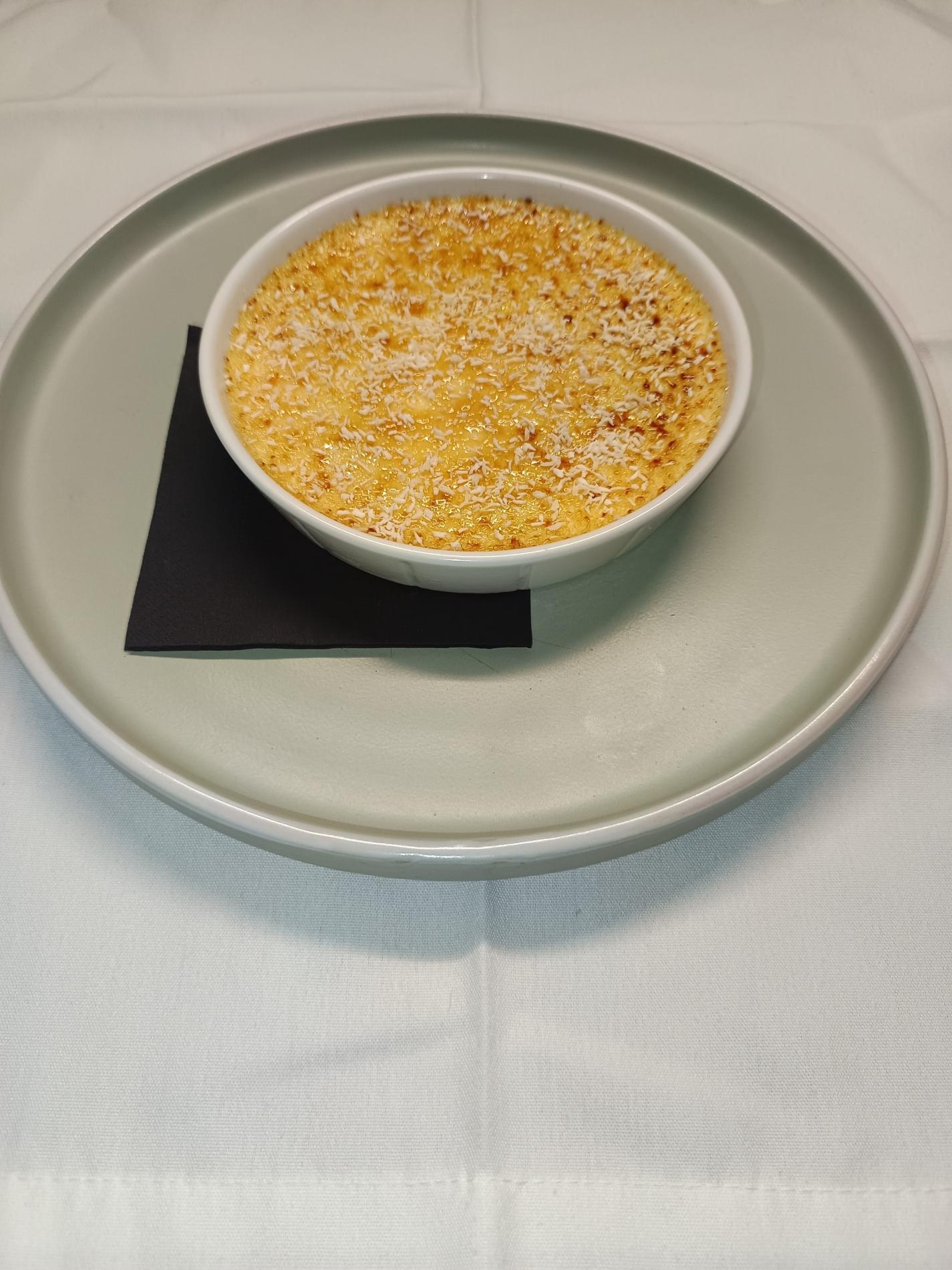 - Crème brûlée à la noix de coco et ananas flambé au rhum.
