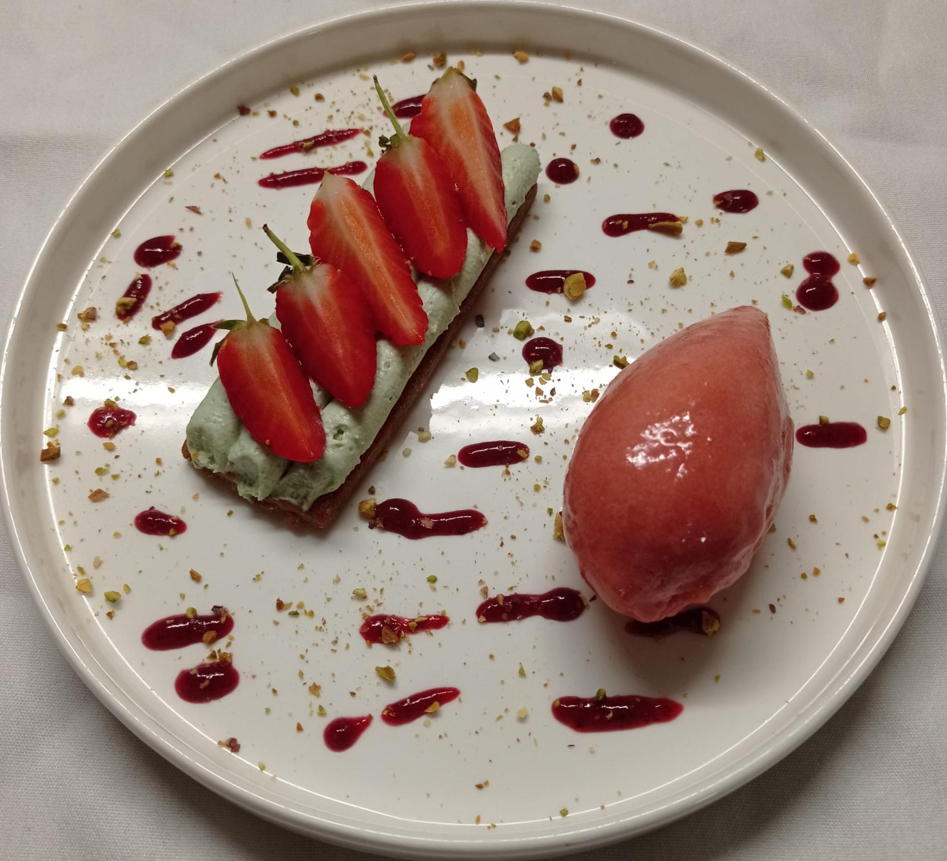 - Sur un sablé croquant, mousse de pistache, coulis et fraises de Sologne, sorbet fraise.
