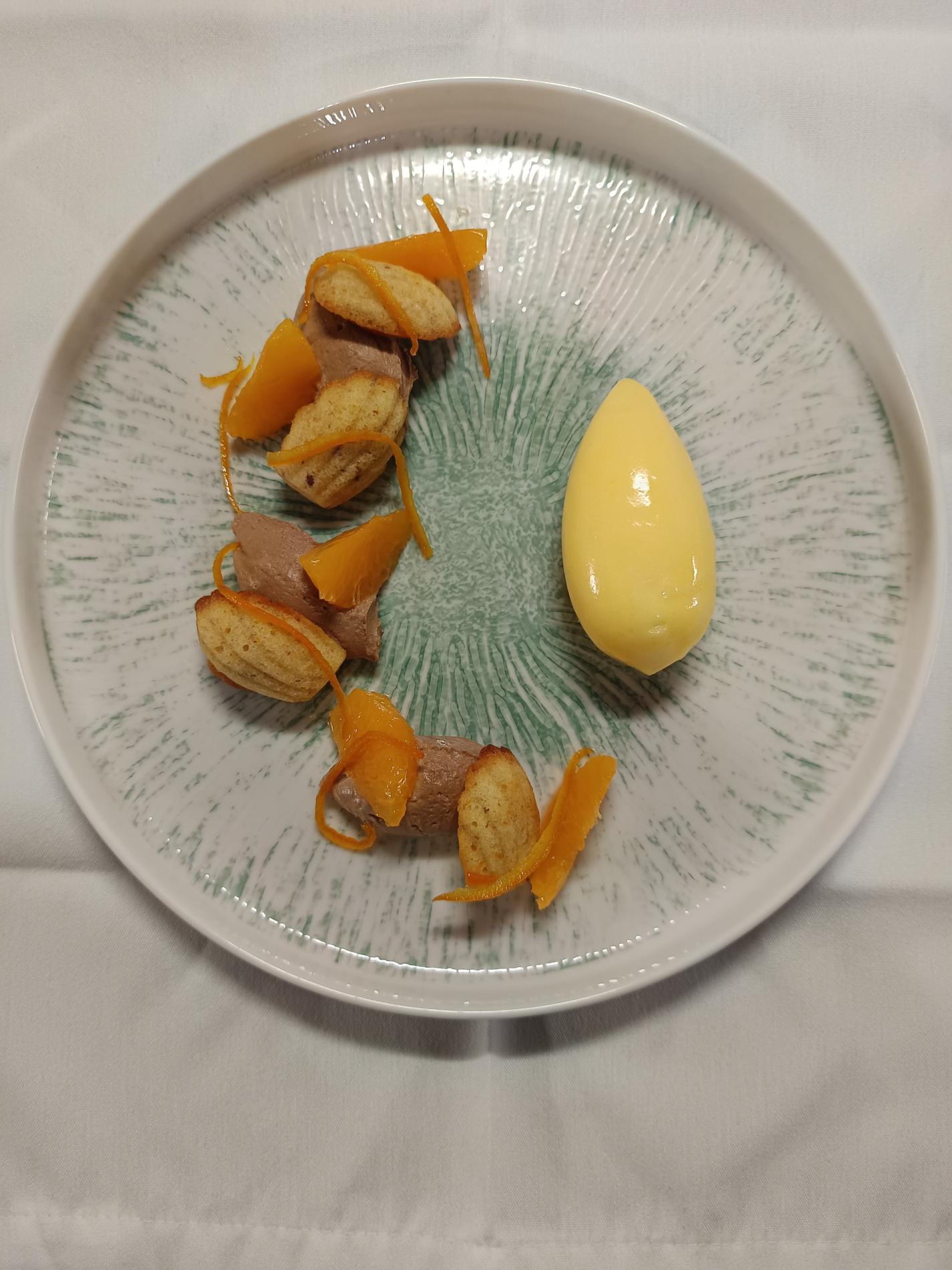 - Madeleines à la clémentine ,crémeux au chocolat,suprêmes, zestes confits et sorbet clémentine.