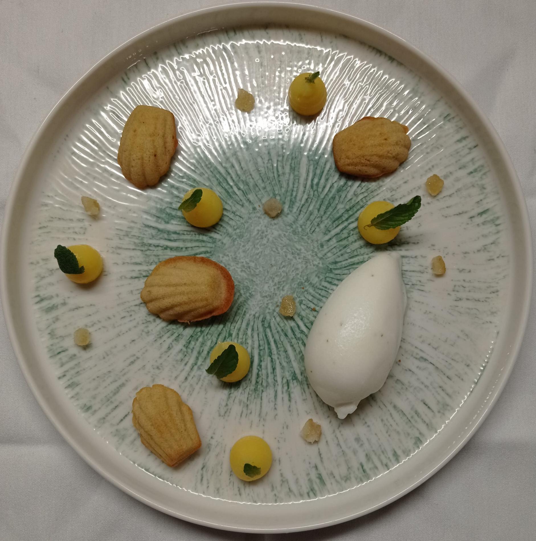- Madeleines, accompagnées d’une crème de citron vert à la menthe, citron confit et sorbet mojito.