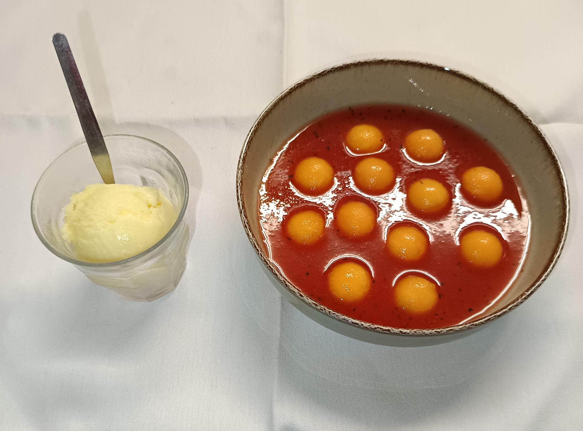Billes de melon servies avec une soupe de pastèque infusée à la mélisse et citron vert,sorbet limoncello