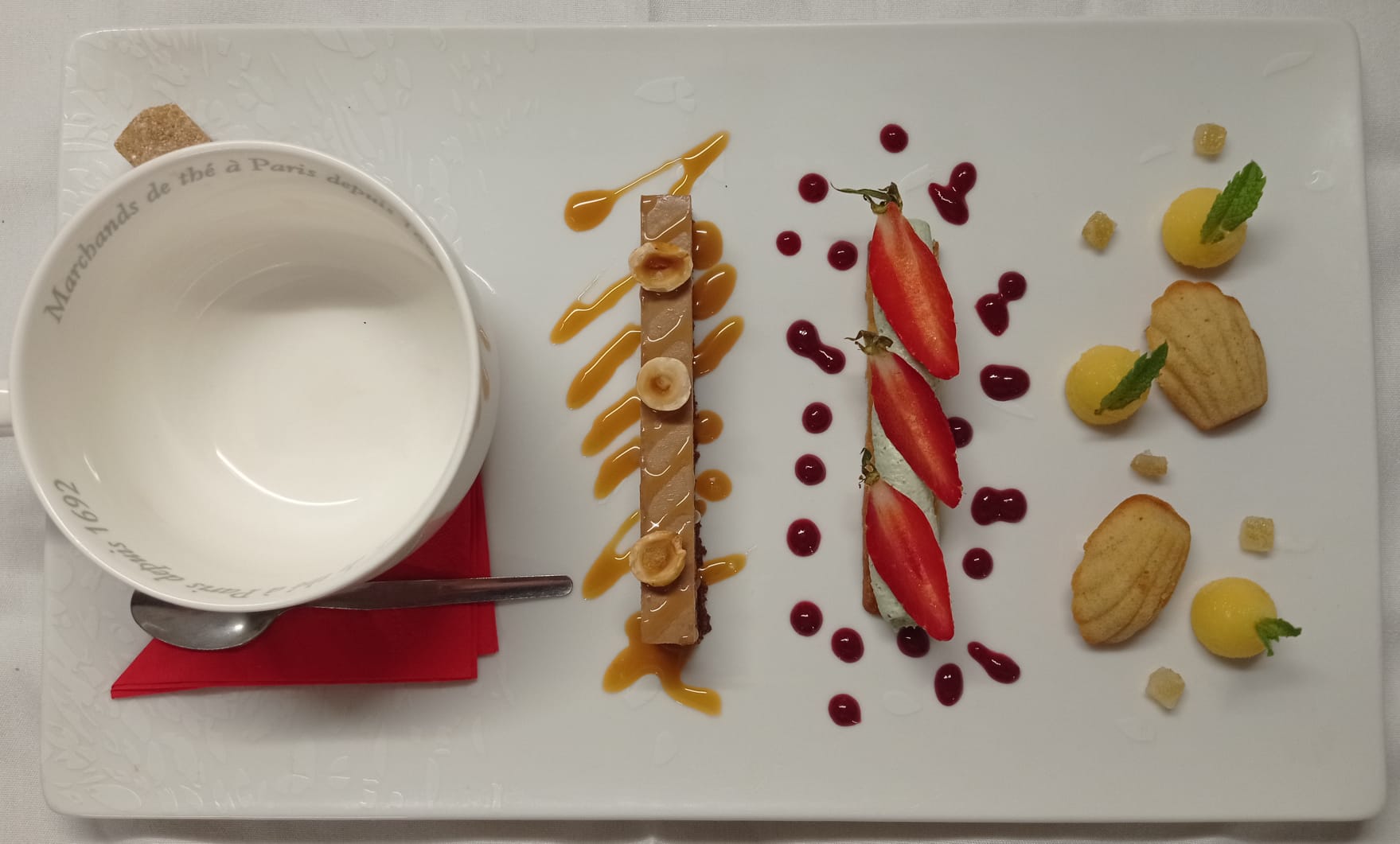 -Café ou thé gourmand, composé de 3 desserts