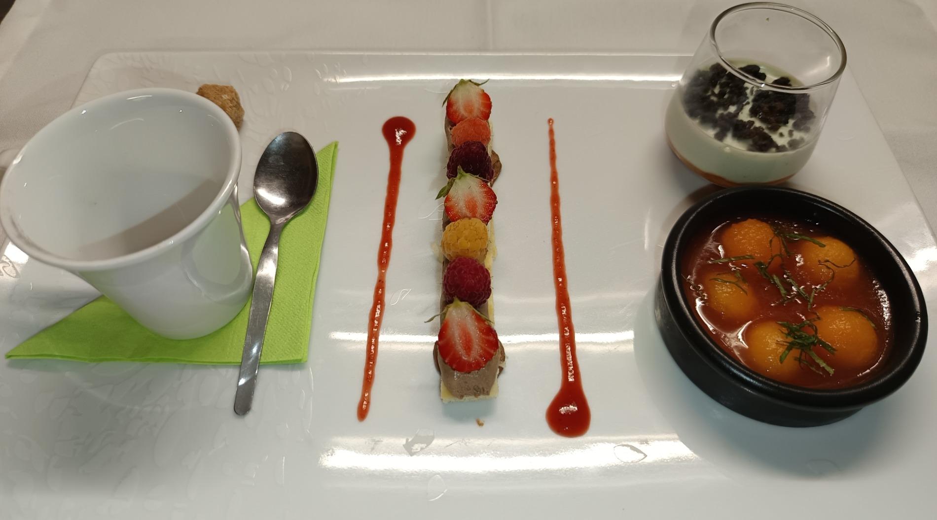 -Café ou thé gourmand, composé de 3 desserts